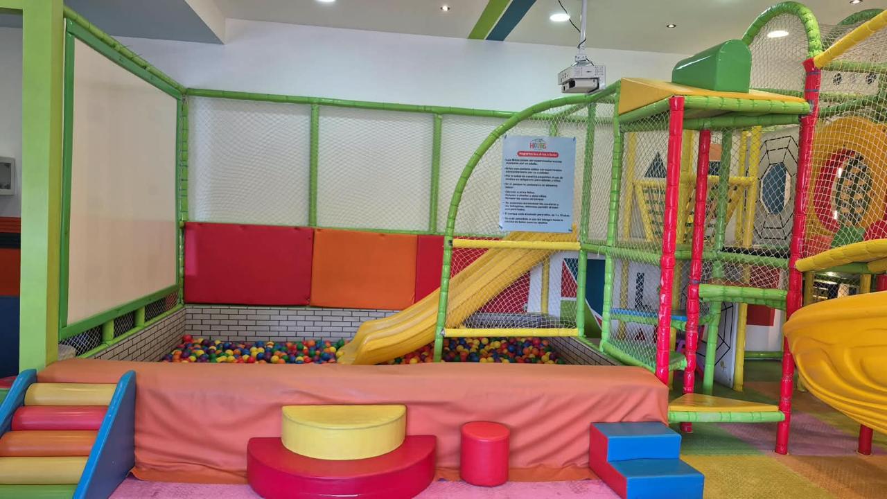 Pantalla interactiva y piscina de pelotas en Fun House Play & Eat