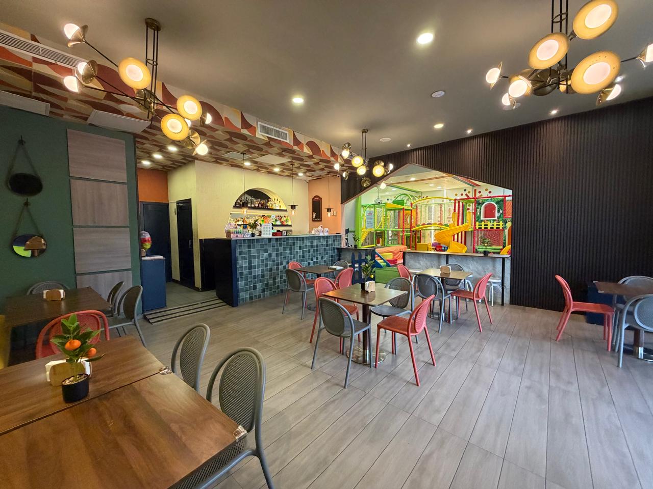 Bar y restaurante de Fun House Play & Eat con el parque infantil al fondo, Santo Domingo
